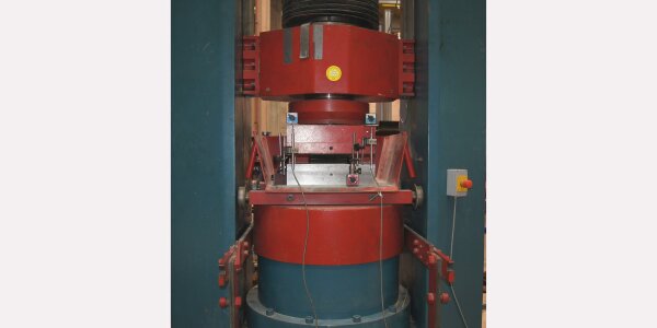 Prüfmaschine 5000 kN